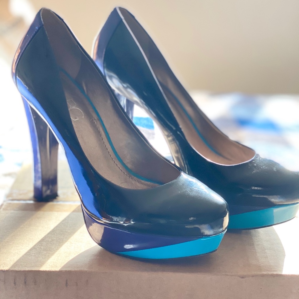 Sexy BCBG tricolored pumps!